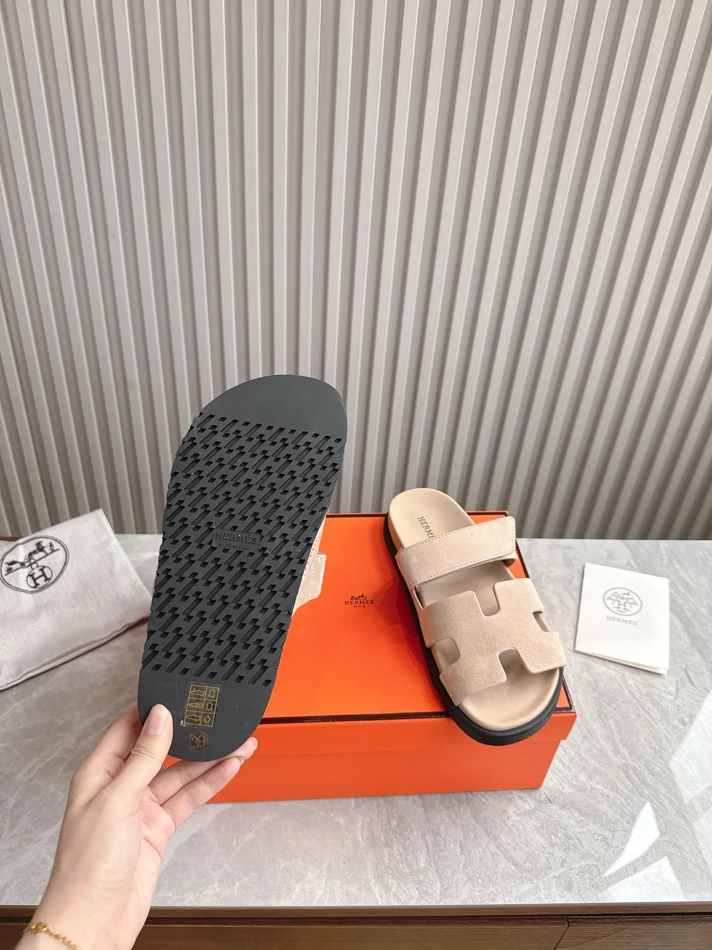 p480🐮🐮Couple model (top version) H family 2024 spring and summer new style HERMES Hermes' recently popular couple model pig nose angle sandals and slippers, paired with various colorful socks, popular. Upper: imported original deerskin (the genuine leather edging is not ordinary super migration). Lining: imported genuine leather. Outsole: Tpu non-slip and wear-resistant outsole. Size: Female 35-42 (40/42 non-returnable and non-exchangeable) Male size: 39-45 (45 non-refundable and non-exchangeable)